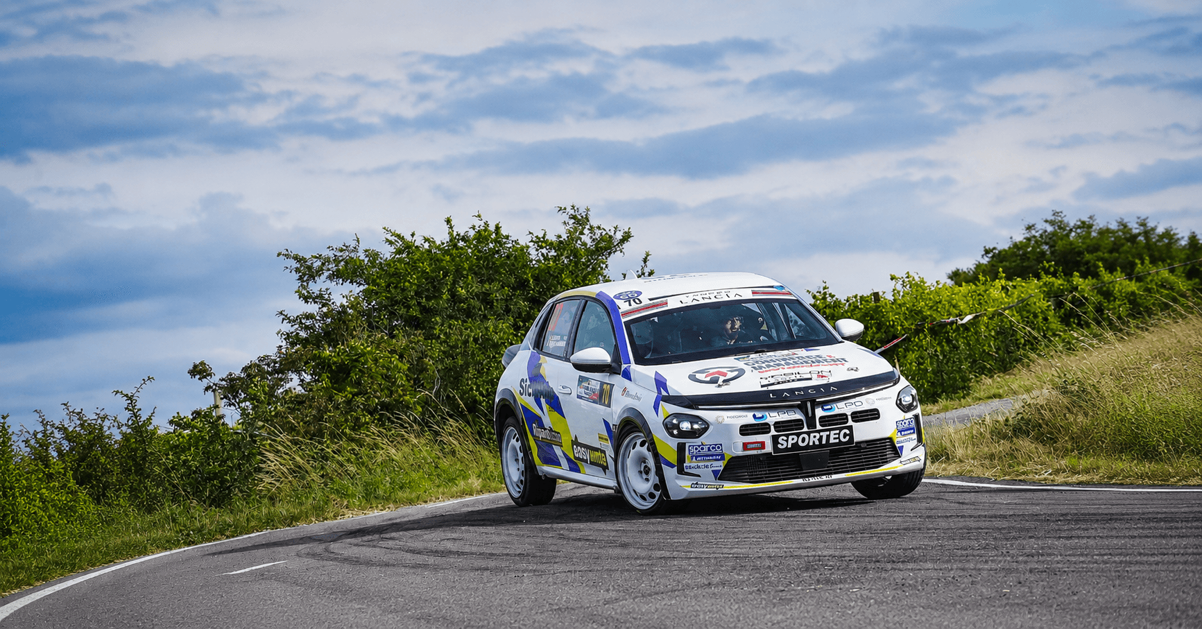 Simone Rappa convince al Rally Due Valli: leadership all’esordio nel Trofeo Lancia prima dello stop forzato
